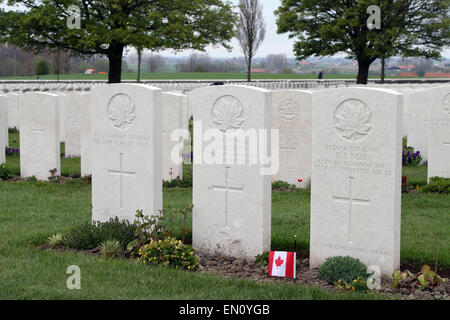 Les tombes de soldats canadiens à Tyne Cot cemetery, près d'Ypres, Belgique. Banque D'Images