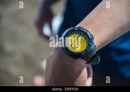 Close-up of a watch montrant l'altitude (4000m) au cours d'un trek dans l'himalaya Banque D'Images