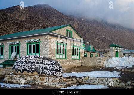 Lodge à dingboche, village de la région de l'Everest, au Népal, avec une pierre de mani en premier plan Banque D'Images