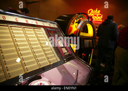 York, Royaume-Uni, 25 avril 2015. Classic jukeboxes 1950 sur l'affichage au Festival de Vintage à l'hippodrome de York : un événement est de présenter et de célébrer la mode, beauté, voitures, moto, musique et mode de vie des années 1930 à 1960. Crédit : david soulsby/Alamy Live News Banque D'Images