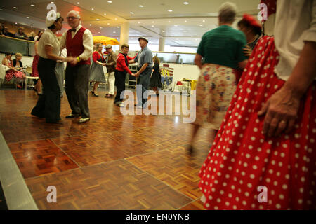 York, Royaume-Uni, 25 avril 2015. Visiteurs en robe de danse période jive swing classique et chansons au Festival de Vintage à l'hippodrome de York : un événement est de présenter et de célébrer la mode, beauté, voitures, moto, musique et mode de vie des années 1930 à 1960. Crédit : david soulsby/Alamy Live News Banque D'Images