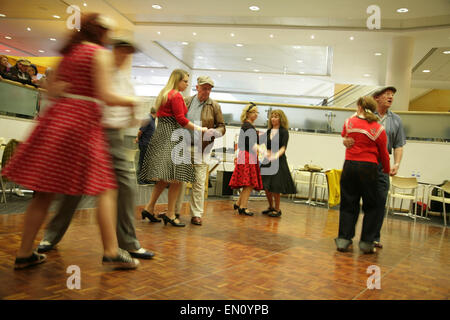 York, Royaume-Uni, 25 avril 2015. Visiteurs en robe de danse période jive swing classique et chansons au Festival de Vintage à l'hippodrome de York : un événement est de présenter et de célébrer la mode, beauté, voitures, moto, musique et mode de vie des années 1930 à 1960. Crédit : david soulsby/Alamy Live News Banque D'Images