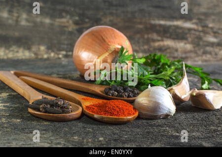 Différents types d'épices sur des planches. Profondeur de champ Banque D'Images