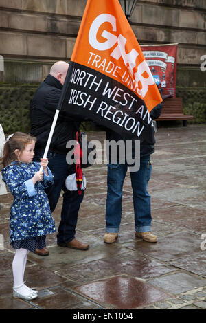 Preston, Lancashire, UK 25 avril 2015. Ella Flangan, 6 ans à l'événement le Jour commémoratif de l'Internationale des travailleurs avec le service commémoratif, Mars & rally de reconnaître ceux qui ont été tués, blessés ou devenus malades par le travail chaque année. La commémoration et à la Campagne Drapeau Preston marché cette année est de se rappeler les morts et lutte pour la vie avec la maladie générée par des substances dangereuses comme l'amiante. Credit : MarPhotographics/Alamy Live News. Banque D'Images