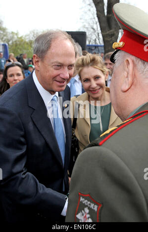 Torgau, Allemagne. Apr 25, 2015. L'ambassadeur des Etats-Unis en Allemagne, John B. Emerson (L), et sa femme Kimberly Marteau serrer la main d'un ancien soldat soviétique lors d'une cérémonie intitulée "70 ans de la Journée de l'Elbe à Torgau, en Allemagne', 25 avril 2015. Au cours de l'Elbe 'Jour', Torgau, célèbre le 70e anniversaire du rassemblement des républiques et des unités de l'armée US vers la fin de la Seconde Guerre mondiale. L'exposition au château de Hartenfels se déroule du 24 avril au 31 mai et comprend 30 cartes avec des photos historiques de la fin de la Seconde Guerre mondiale. PHOTO : JAN WOITAS/dpa/Alamy Live News Banque D'Images