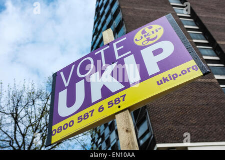 , Basildon Royaume-uni. Apr 25, 2015. Samedi 25 Avril, 2015. Basildon. Les membres du centre-ville de Basildon UKIP porte pour soutenir lors des prochaines élections. Credit : Gordon 1928/Alamy Live News Banque D'Images