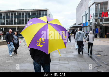 , Basildon Royaume-uni. Apr 25, 2015. Samedi 25 Avril, 2015. Basildon. Les membres du centre-ville de Basildon UKIP recherche de soutien dans les prochaines élections générales. Credit : Gordon 1928/Alamy Live News Banque D'Images