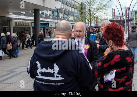 , Basildon Royaume-uni. Apr 25, 2015. Samedi 25 Avril, 2015. Basildon. Ian Luder, les futurs candidats du sud de l'UKIP pour Basildon East Thurrock et recherche de soutien dans les prochaines élections générales. Credit : Gordon 1928/Alamy Live News Banque D'Images