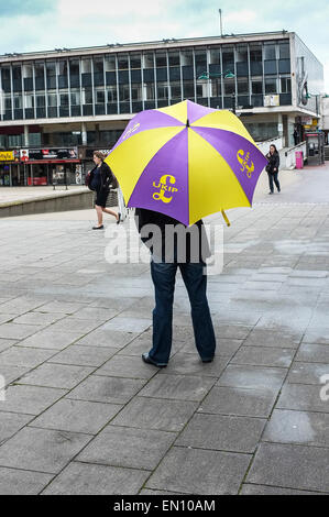 , Basildon Royaume-uni. Apr 25, 2015. Samedi 25 Avril, 2015. Basildon. Les membres du centre-ville de Basildon UKIP recherche de soutien dans les prochaines élections générales. Credit : Gordon 1928/Alamy Live News Banque D'Images