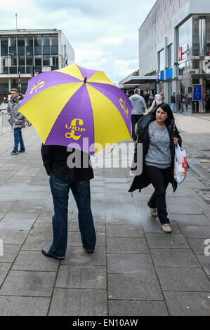 , Basildon Royaume-uni. Apr 25, 2015. Samedi 25 Avril, 2015. Basildon. Les membres du centre-ville de Basildon UKIP recherche de soutien dans les prochaines élections générales. Credit : Gordon 1928/Alamy Live News Banque D'Images