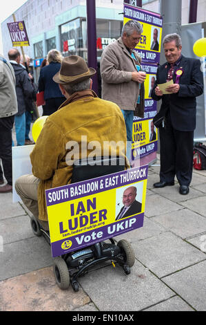 , Basildon Royaume-uni. Apr 25, 2015. Samedi 25 Avril, 2015. Basildon. Les membres du centre-ville de Basildon UKIP recherche de soutien dans les prochaines élections générales. Credit : Gordon 1928/Alamy Live News Banque D'Images