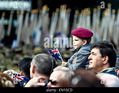 Sydney, Australie. Apr 25, 2015. Les gens regardent l'mars commémorant le centenaire de l'ANZAC day à Sydney, Australie, le 25 avril 2015. Des centaines de milliers d'australiens à travers le pays a commémoré le samedi l'ANZAC day, le 100e anniversaire de la malheureuse campagne de Gallipoli qui a été la première grande Australie l'action militaire en tant que nation indépendante. Credit : Jin Linpeng/Xinhua/Alamy Live News Banque D'Images