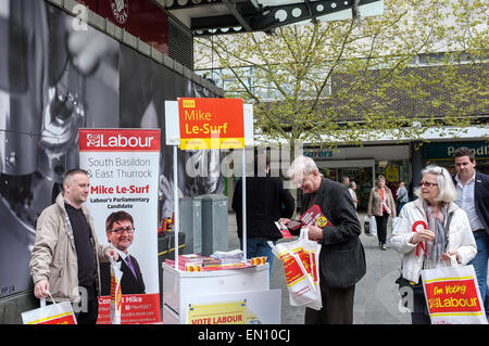 , Basildon Royaume-uni. Apr 25, 2015. Samedi 25 Avril, 2015. Basildon. Les membres du Parti du travail dans le centre-ville de Basildon pour solliciter l'appui de la prochaine élection générale. Credit : Gordon 1928/Alamy Live News Banque D'Images