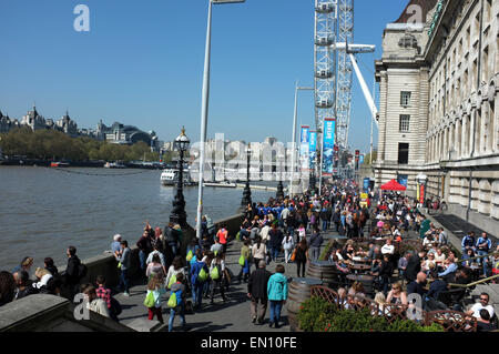 Les touristes au London Eye dans le county hall westminster complexe london uk avril 2015 Banque D'Images