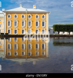 Grand Palais de Peterhof belle réflexion sur l'eau e Banque D'Images