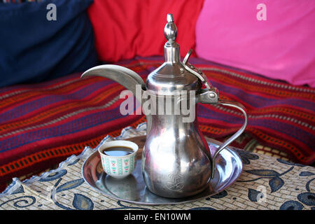 Café Bédouin traditionnel servi dans un pot de café arabe appelé Dallah. Banque D'Images