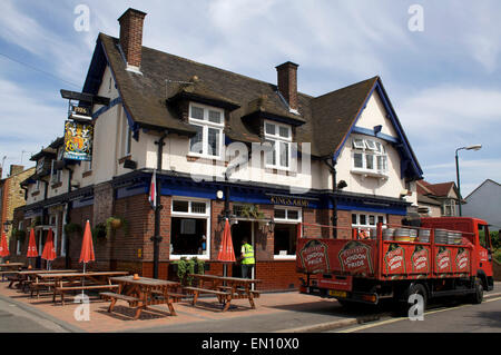 Extérieur d'un Pub anglais, le Kings Arms, avec un camion de livraison de la brasserie Fuller London Pride la prestation d'ale. Banque D'Images