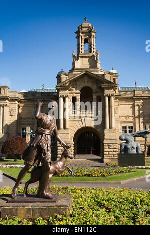 Royaume-uni, Angleterre, dans le Yorkshire, Bradford, Carwtright Lister Park Hall, statue en bronze de Diane chasseresse, Artemis Banque D'Images