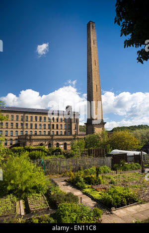 Royaume-uni, Angleterre, dans le Yorkshire, Bradford, Saltaire, Salt's Mill et d'allotissement de cheminée gardens Banque D'Images