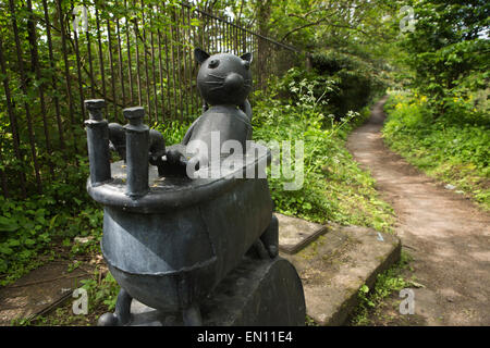 Royaume-uni, Angleterre, dans le Yorkshire, Shipley, chat dans une baignoire metal sculpture sur rivière Aire chemin Riverside Banque D'Images