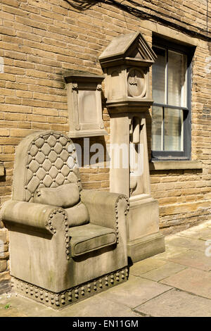 Royaume-uni, Angleterre, dans le Yorkshire, Bradford, peu d'Allemagne, de l'horloge grand-père et président de l'obturateur par Timothy sculpture Banque D'Images