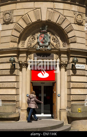 Royaume-uni, Angleterre, dans le Yorkshire, Bradford, Kirkgate, entrée de la Banque Santander Banque D'Images