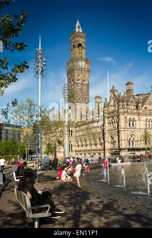 Royaume-uni, Angleterre, dans le Yorkshire, Bradford, Centenary Square, l'Hôtel de ville à partir de 1873 le parc de la ville Piscine Miroir Banque D'Images