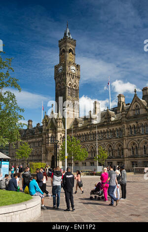 Royaume-uni, Angleterre, dans le Yorkshire, Bradford, les gens dans la place du Centenaire, à l'Hôtel de Ville de 1873 avec tour de l'horloge à l'Italienne Banque D'Images