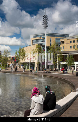 Royaume-uni, Angleterre, dans le Yorkshire, Bradford, Centenary Square, les visiteurs dans le parc de la ville à côté de la piscine Miroir Banque D'Images