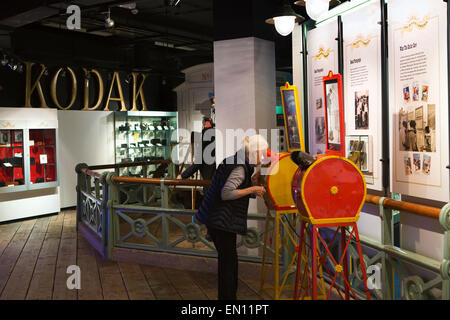 Royaume-uni, Angleterre, dans le Yorkshire, Bradford, National Media Museum, femme de l'histoire photographique Kodak Gallery Banque D'Images