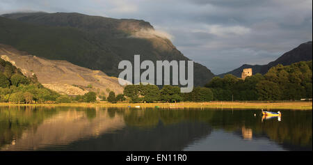 La lumière de fin de soirée les captures de carrière et de Dinorwic Dolbadarn Castle sur les rives du Llyn Padarn, Parc National de Snowdonia, Pays de Galles, Eur Banque D'Images