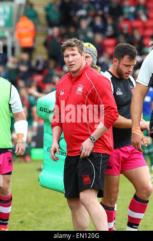 Leicester, Royaume-Uni. Apr 25, 2015. Aviva Premiership. Leicester Tigers contre London Welsh. Ancien Tiger et maintenant London Welsh entraîneur des demis du Ollie Smith prend la warm-up session. Credit : Action Plus Sport/Alamy Live News Banque D'Images