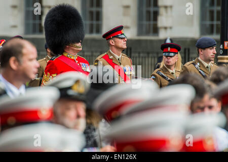 Une commémoration à Londres à l'occasion du centenaire de la campagne de Gallipoli 25 avril 2015 au cénotaphe de Whitehall, Westminster. Descendants de ceux qui ont combattu dans la campagne est aussi passé mars, dirigé par des militaires, dans le cadre de la cérémonie. C'est un ajout à la cérémonie annuelle des byvThe organisée des hauts-commissariats de l'Australie et la Nouvelle-Zélande. Banque D'Images