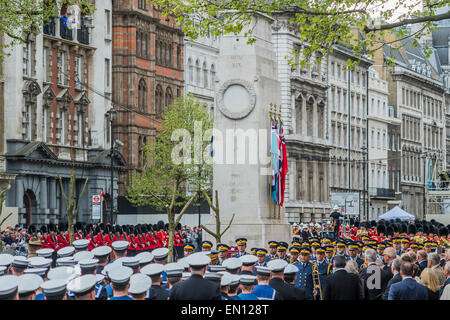 Une commémoration à Londres à l'occasion du centenaire de la campagne de Gallipoli 25 avril 2015 au cénotaphe de Whitehall, Westminster. Descendants de ceux qui ont combattu dans la campagne est aussi passé mars, dirigé par des militaires, dans le cadre de la cérémonie. C'est un ajout à la cérémonie annuelle des byvThe organisée des hauts-commissariats de l'Australie et la Nouvelle-Zélande. Banque D'Images