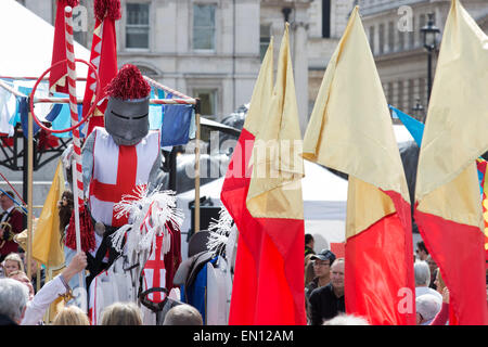 Londres, Royaume-Uni. 25 avril 2015. Les Londoniens célèbrent le Jour de la Saint-Georges à Trafalgar Square. Credit : Nick Savage/Alamy Live News Banque D'Images