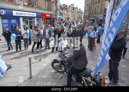 Stirling, Ecosse, Royaume-Uni. Apr 25, 2015. Ruth Davidson conservateurs écossais aux côtés de campagnes candidat local Stephen Kerr dans ce SNP / CON siège disputé. Ruth est à cheval sur une moto Harley Davidson. Credit : ALAN OLIVER/Alamy Live News Banque D'Images