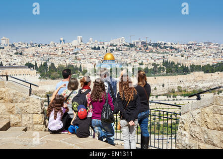 Jérusalem, Israël - 18 Avril 2015 : Le guide affiche la vue sur la vieille ville de Jérusalem pour les touristes. Mont des Oliviers est un célèbre et Banque D'Images