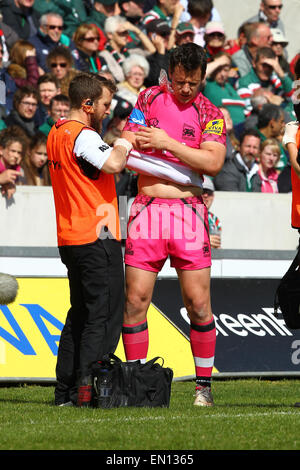 Leicester, Royaume-Uni. Apr 25, 2015. Aviva Premiership. Leicester Tigers contre London Welsh. James Lewis de London Welsh est aidé sur le terrain après avoir subi une blessure à l'épaule. Credit : Action Plus Sport/Alamy Live News Banque D'Images