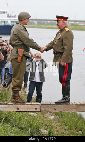 Torgau, Allemagne. Apr 25, 2015. Deux hommes rejouer une rencontre historique entre les soldats américains et soviétiques à la fin de la Seconde Guerre mondiale près de Torgau, Allemagne, 25 avril 2015. Au cours de l'Elbe 'Jour', Torgau, célèbre le 70e anniversaire de la rencontre entre les unités de l'armée soviétique et américain vers la fin de la Seconde Guerre mondiale. L'exposition au château de Hartenfels se déroule du 24 avril au 31 mai et comprend 30 cartes avec des photos historiques de la fin de la Seconde Guerre mondiale. PHOTO : JAN WOITAS/dpa/Alamy Live News Banque D'Images