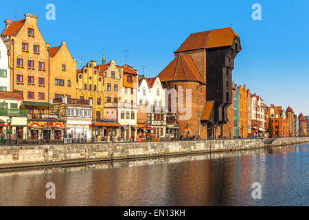 Vue sur la rivière avec la grue médiévale caractéristique in early morning light. Gdansk, Pologne. Banque D'Images