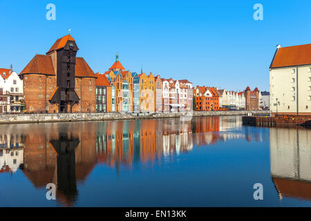 Vue sur la rivière avec la grue médiévale caractéristique in early morning light. Gdansk, Pologne. Banque D'Images