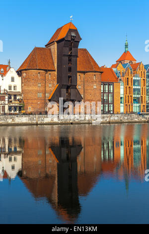 Vue sur la rivière avec la grue médiévale caractéristique in early morning light. Gdansk, Pologne. Banque D'Images