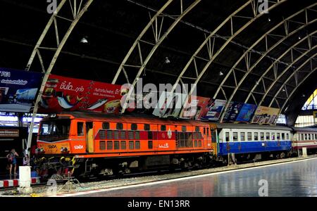 Bangkok, Thaïlande : Thai train Chemin de fer en attendant l'embarquement de passagers dans l'immense Grande shed at Hua Lamphong Gare Banque D'Images