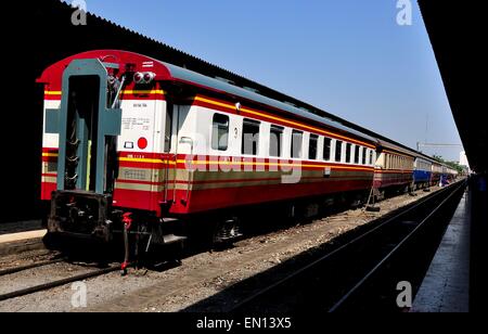 Bangkok, Thaïlande : train de voyageurs des chemins de fer thaïlandais avec d'anciens et de nouvelles voitures sur la voie n° 3 au niveau de la gare de Hua Lamphong Banque D'Images