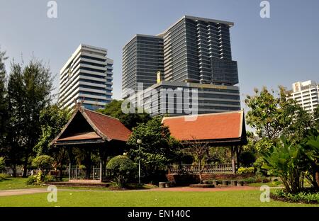 Bangkok, Thaïlande : Thai sala dans le Parc Lumphini et tours de bureaux modernes à Silom en arrière-plan Banque D'Images