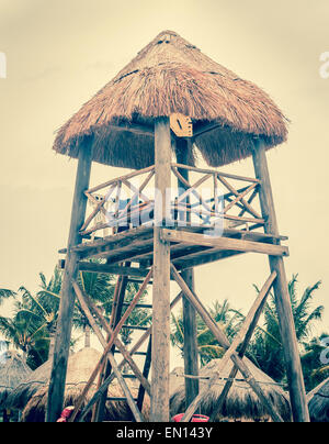 Lifeguard hut avec toit de chaume sur la côte mexicaine Banque D'Images