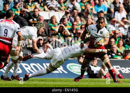 Milton Keynes, Royaume-Uni. Apr 25, 2015. Aviva Premiership. Northampton Saints contre les Sarrasins. Ken Pisi de Northampton Saints est abordé par Ernst Joubert des Saracens Credit : Action Plus Sport/Alamy Live News Banque D'Images