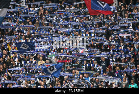 Hambourg, Allemagne. Apr 25, 2015. Fans de Hambourg pour encourager leur équipe avant la Bundesliga match de football entre le Hamburger SV et le FC Augsburg à l'Imtech Arena de Hambourg, Allemagne, 25 avril 2015. Hambourg Augsburg défait 3-2. PHOTO : AXEL HEIMKEN/dpa/Alamy Live News Banque D'Images