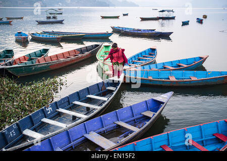 Une Népalaise population locale en bateau sur le Lac Phewa à Pokhara, Népal Banque D'Images