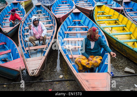 Une Népalaise population locale en bateau sur le Lac Phewa à Pokhara, Népal Banque D'Images